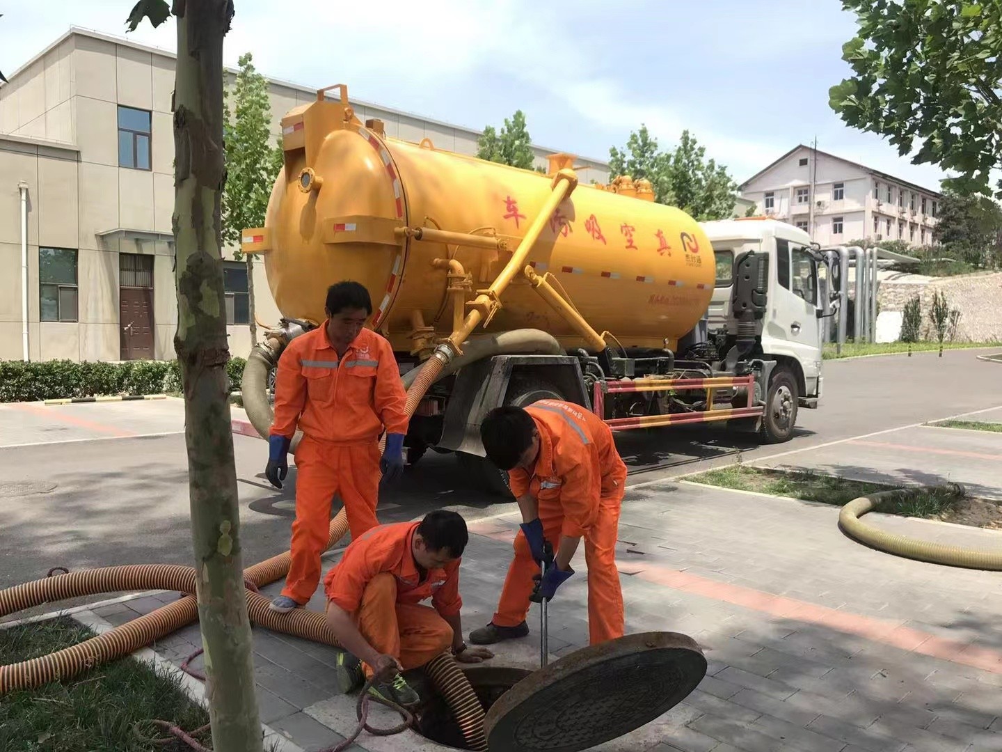 清城管道疏通车停在窨井附近