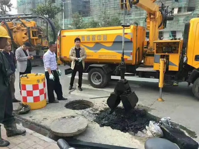 清城街道：网格员化身“清道夫”，为民解忧疏通“堵心”化粪池