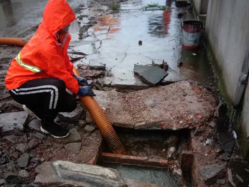 清城专业清理污水池 炜誉市政以规范流程守护城市 “肠道”